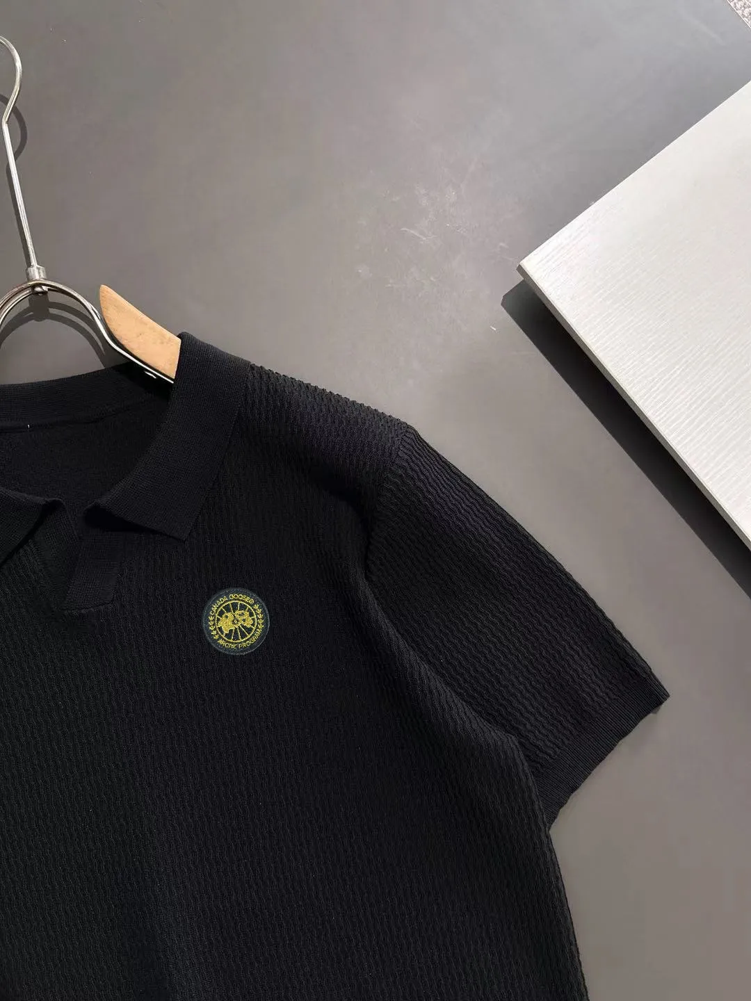 Next day shipment P300 High quality Big Goose 2025 new summer men's lapel short-sleeved knitted fabric Made of combed cotton yarn knitted cotton fabric, pure cotton high-weight special yarn, it feels full of weight when weighed, and the upper body is more textured than ordinary knitted fabrics. This texture can cope with the weather. Perfectly produced stitch by stitch according to the original version! Show nobility. Sizes: M to 3XL